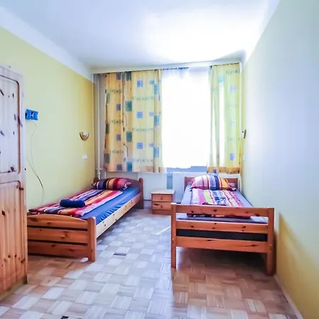 2 Single Beds With Shared Bathroom *