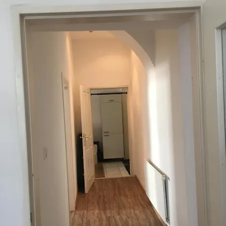 Geraumige, Funktionale, Schlichtere, Preiswerte Apartment