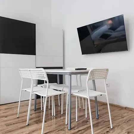 Affordable 2br Apt- Connected To The Whole *