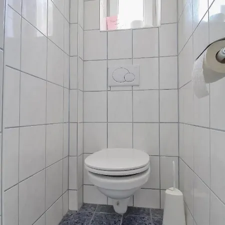 2 Single Beds With Shared Bathroom