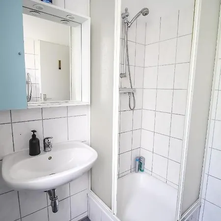 2 Single Beds With Shared Bathroom