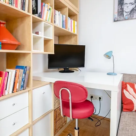 - Balkon - Workspace - Waschmaschine - U2 & U4 Apartment Vienna
