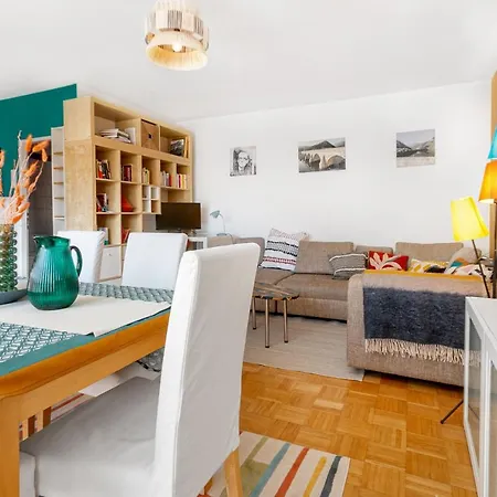 - Balkon - Workspace - Waschmaschine - U2 & U4 Apartment Vienna