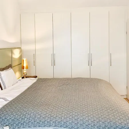 Luxury Suburb House - Bright, Quiet, Beautiful Holiday home