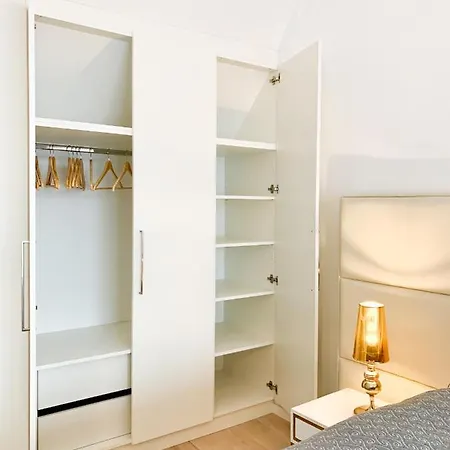 Holiday home Luxury Suburb House - Bright, Quiet, Beautiful