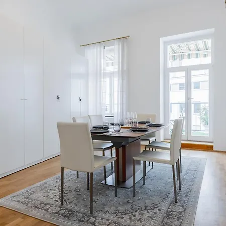 120 M2 4-rooms In A Center Vienna