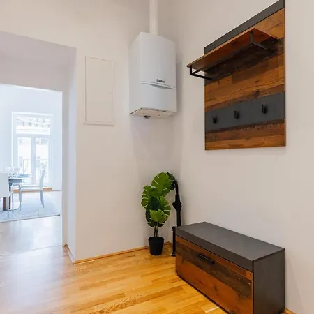 Apartment 120 M2 4-rooms In A Center Vienna