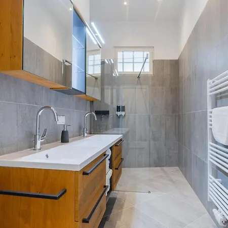 Apartment 120 M2 4-rooms In A Center
