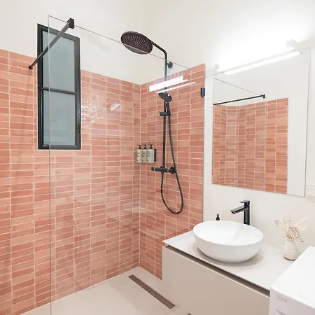 2 Bedroom - Modern Premium Centrally Located Apartment