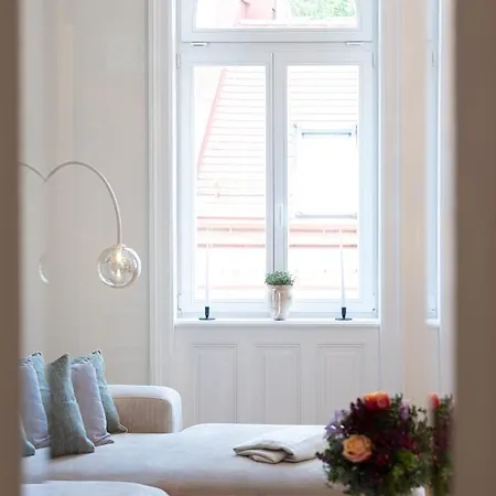 2 Bedroom - Modern Premium Centrally Located Apartment *