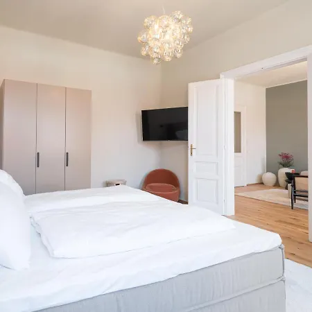 Apartment 2 Bedroom - Modern Premium Centrally Located *