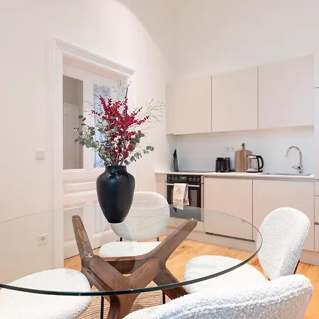 2 Bedroom - Modern Premium Centrally Located *