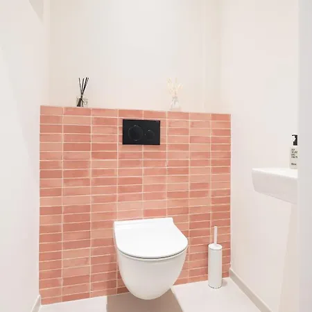 2 Bedroom - Modern Premium Centrally Located Apartment *
