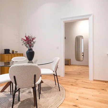 Apartment 2 Bedroom - Modern Premium Centrally Located
