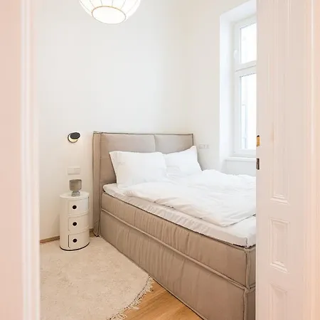 2 Bedroom - Modern Premium Centrally Located Apartment