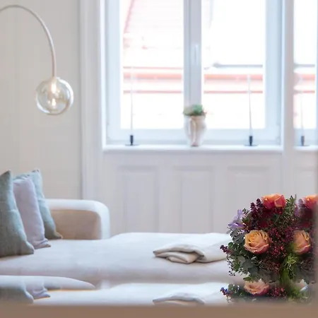 2 Bedroom - Modern Premium Centrally Located Apartment *