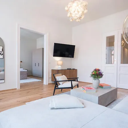2 Bedroom - Modern Premium Centrally Located *
