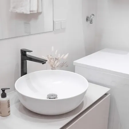 Apartment 2 Bedroom - Modern Premium Centrally Located