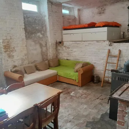 Hip Center Basement Studio Apartment *