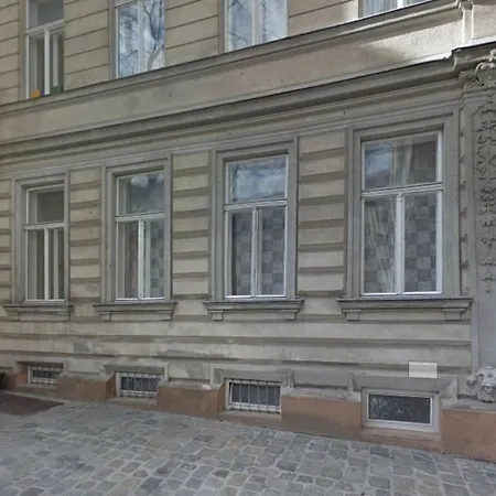 Hip Center Basement Studio Apartment Vienna
