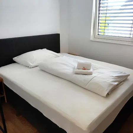 Luxurioeses Penthouse Mit Blick Auf Uno-city Und Dem Kaiserwasser. 3schlafzimmer, 2 Baeder, Privat Lift Ins Apartament