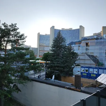 Luxurioeses Penthouse Mit Blick Auf Uno-city Und Dem Kaiserwasser. 3schlafzimmer, 2 Baeder, Privat Lift Ins Wiedeń