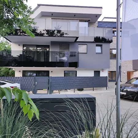 Luxurioeses Penthouse Mit Blick Auf Uno-city Und Dem Kaiserwasser. 3schlafzimmer, 2 Baeder, Privat Lift Ins Apartament Wiedeń