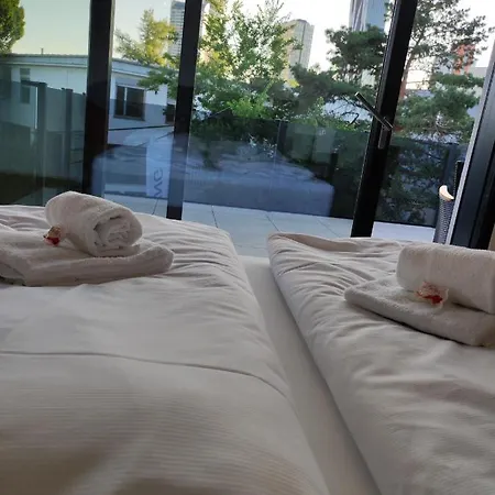 Luxurioeses Penthouse Mit Blick Auf Uno-city Und Dem Kaiserwasser. 3schlafzimmer, 2 Baeder, Privat Lift Ins Wiedeń