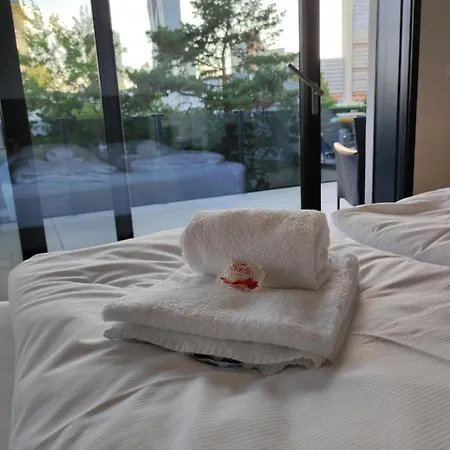 Luxurioeses Penthouse Mit Blick Auf Uno-city Und Dem Kaiserwasser. 3schlafzimmer, 2 Baeder, Privat Lift Ins