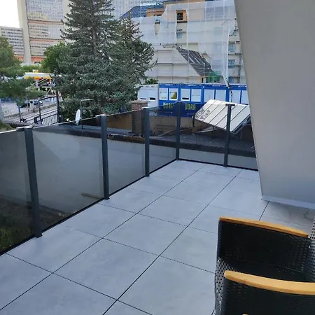 Luxurioeses Penthouse Mit Blick Auf Uno-city Und Dem Kaiserwasser. 3schlafzimmer, 2 Baeder, Privat Lift Ins