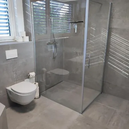Luxurioeses Penthouse Mit Blick Auf Uno-city Und Dem Kaiserwasser. 3schlafzimmer, 2 Baeder, Privat Lift Ins Apartament