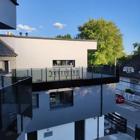 Luxurioeses Penthouse Mit Blick Auf Uno-city Und Dem Kaiserwasser. 3schlafzimmer, 2 Baeder, Privat Lift Ins