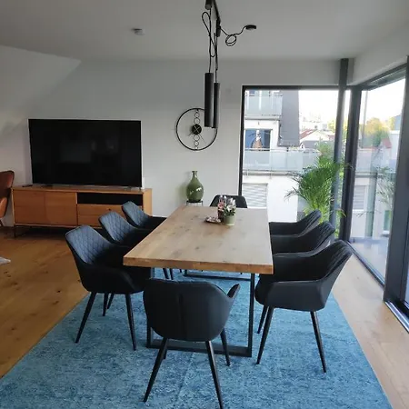 Luxurioeses Penthouse Mit Blick Auf Uno-city Und Dem Kaiserwasser. 3schlafzimmer, 2 Baeder, Privat Lift Ins Apartament Wiedeń