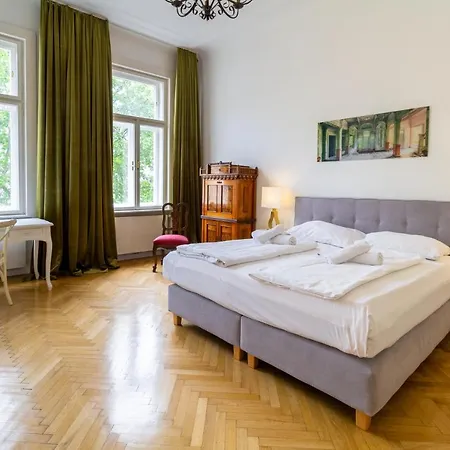 Large Luxury Near Townhall & Votivkirche Apartment