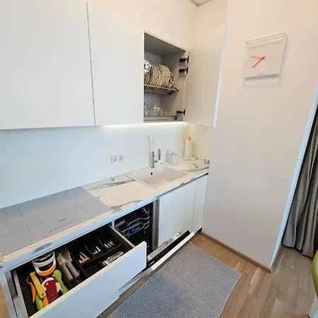 Deluxe & Rooftop-pool Apartment