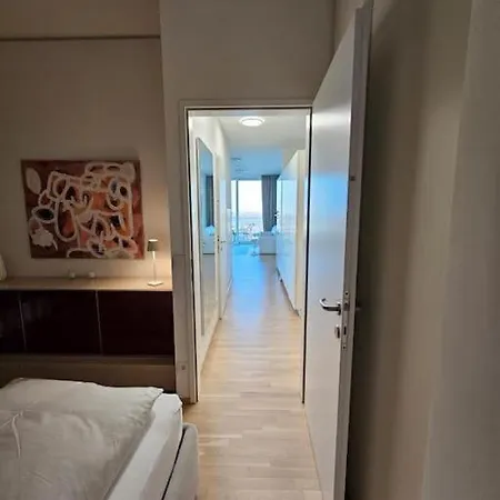 Deluxe & Rooftop-pool Apartment