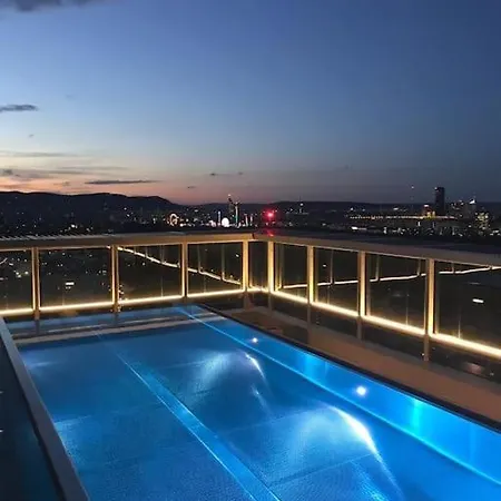 Deluxe & Rooftop-pool Apartment *
