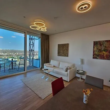 Deluxe & Rooftop-pool Apartment Vienna