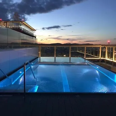 Deluxe & Rooftop-pool Apartment *