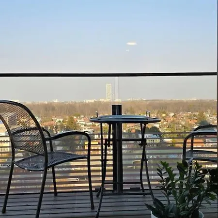 Deluxe & Rooftop-pool Apartment *