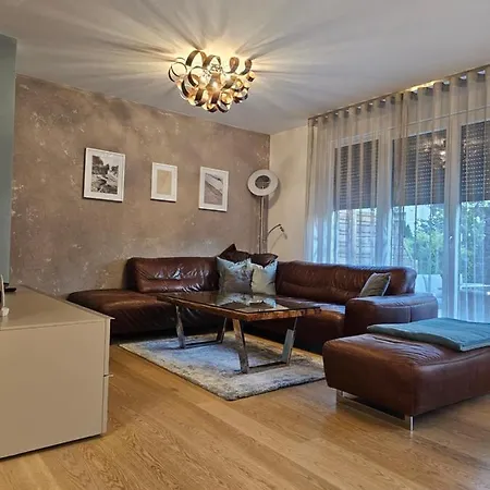 Semesterbostad Cosy & Elegant Cityhouse With Garden