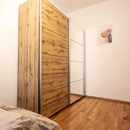 Like 2br Near Penzing *