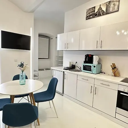 C’est La Vie à Paris Apartment