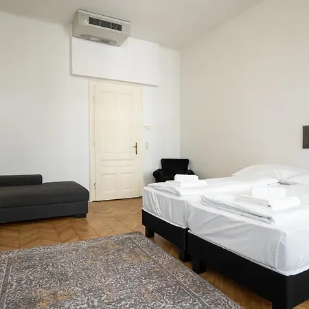 Central Spacious With A King-size Bed *