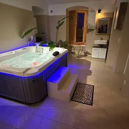 African Paradise With Jacuzzi & Sauna Apartment