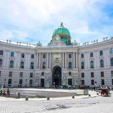 Family Deluxe A Stone Throw From The Centre And Danube Apartment