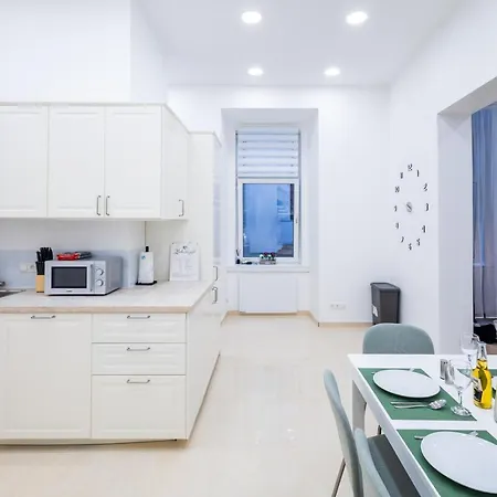 Family Deluxe A Stone Throw From The Centre And Danube Apartment *