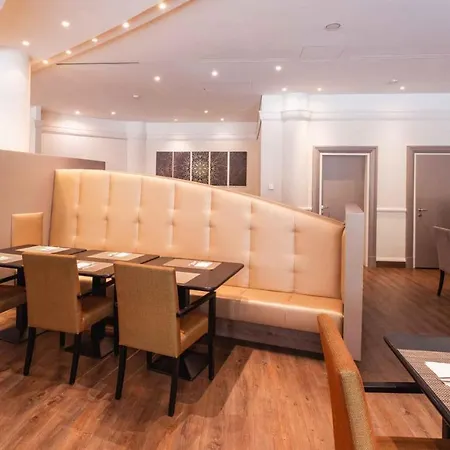 Hotel Plaza Premium 4*