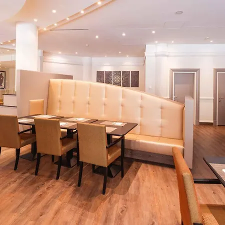Plaza Premium 4* Vienna