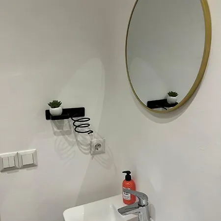 Near Metro & Netflix Apartment